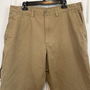Men’s 40x30 Duluth Trading Co khaki cargo pants. Zippered right thigh pocket.